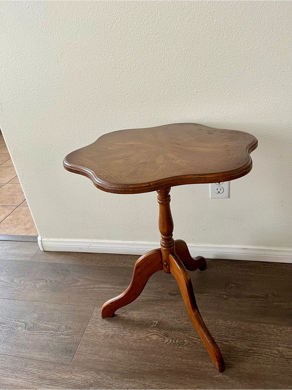 Classic Wood Accent Side Table in Warm Brown - Brand Unknown